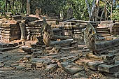 Angkor - Beng Mealea, naga balustrade